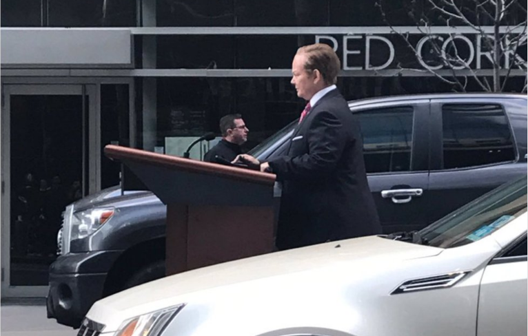 #Video Melissa McCarthy parodia a Sean Spicer en calles de Nueva York
