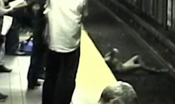 #Video Joven cae a vías del Metro en Boston
