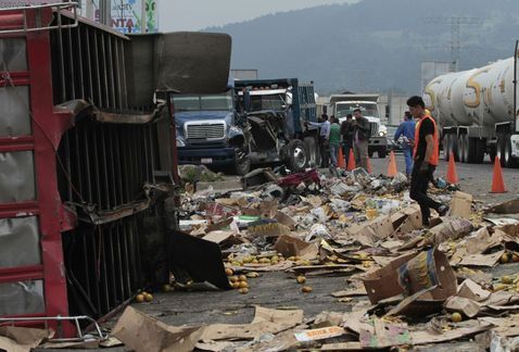 Volcadura de tráiler en la México-Toluca deja cuatro heridos