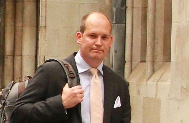 Demanda a su padre por no mantener lujoso estilo de vida