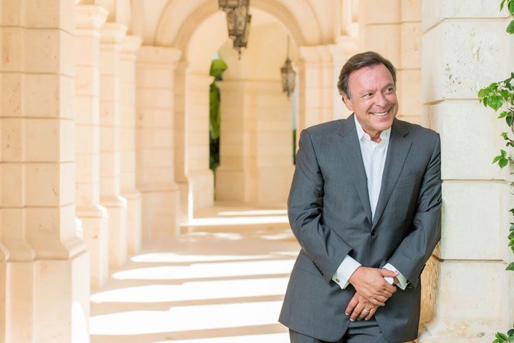 Cubano dona un millón de dólares para pagar abogados de indocumentados - mike-fernández-2