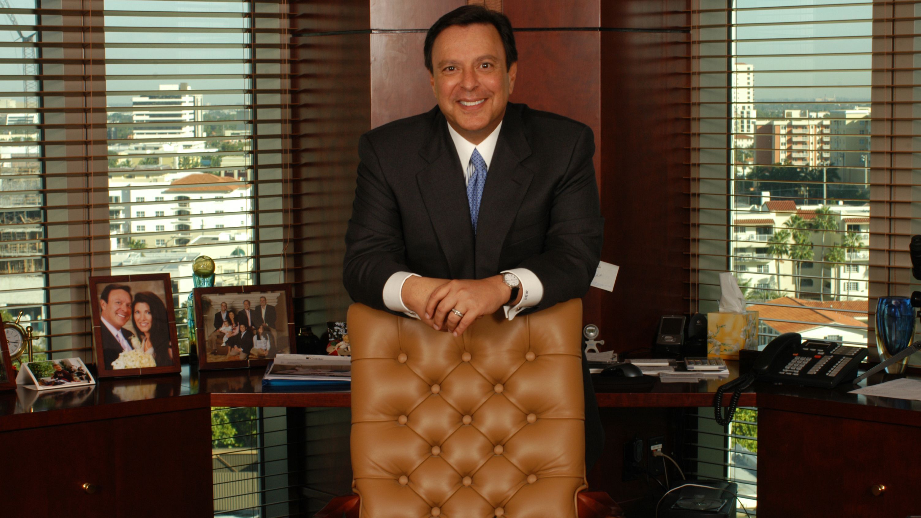 Cubano dona un millón de dólares para pagar abogados de indocumentados - mike-fernández