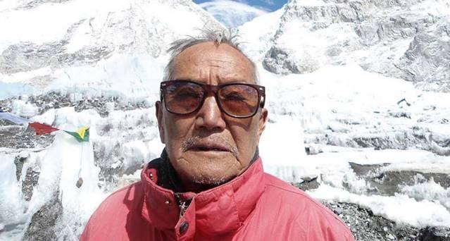 Hombre de 85 años muere tratando de escalar el Everest