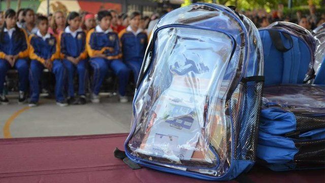 Entregan mochilas transparentes en escuelas de Nuevo León
