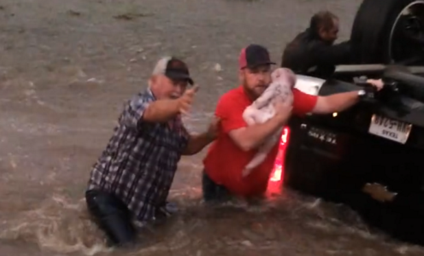 #Video Hombres salvan a niños de morir ahogados en Texas