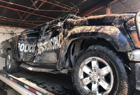 Muere policía en Hidalgo al chocar contra árbol y volcar