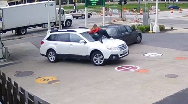 #Video Mujer evita el robo de su camioneta