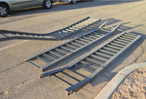 Usan rampas metálicas para brincar la valla fronteriza