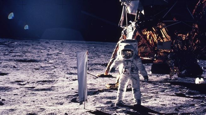 Subastarán bolsa con polvo lunar recolectado por Neil Armstrong