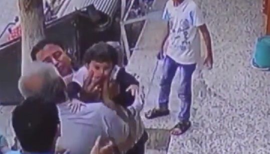 #Video Niña de dos años cae de balcón en Turquía