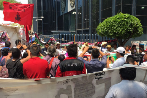 Padres de los desaparecidos de Ayotzinapa retiran plantón afuera de la PGR luego de 26 días - normalistas-3