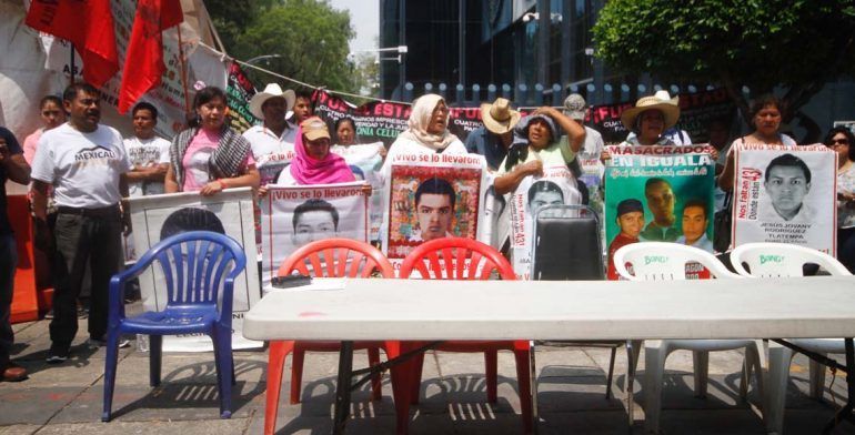 Padres de los desaparecidos de Ayotzinapa retiran plantón afuera de la PGR luego de 26 días - normalistas-4