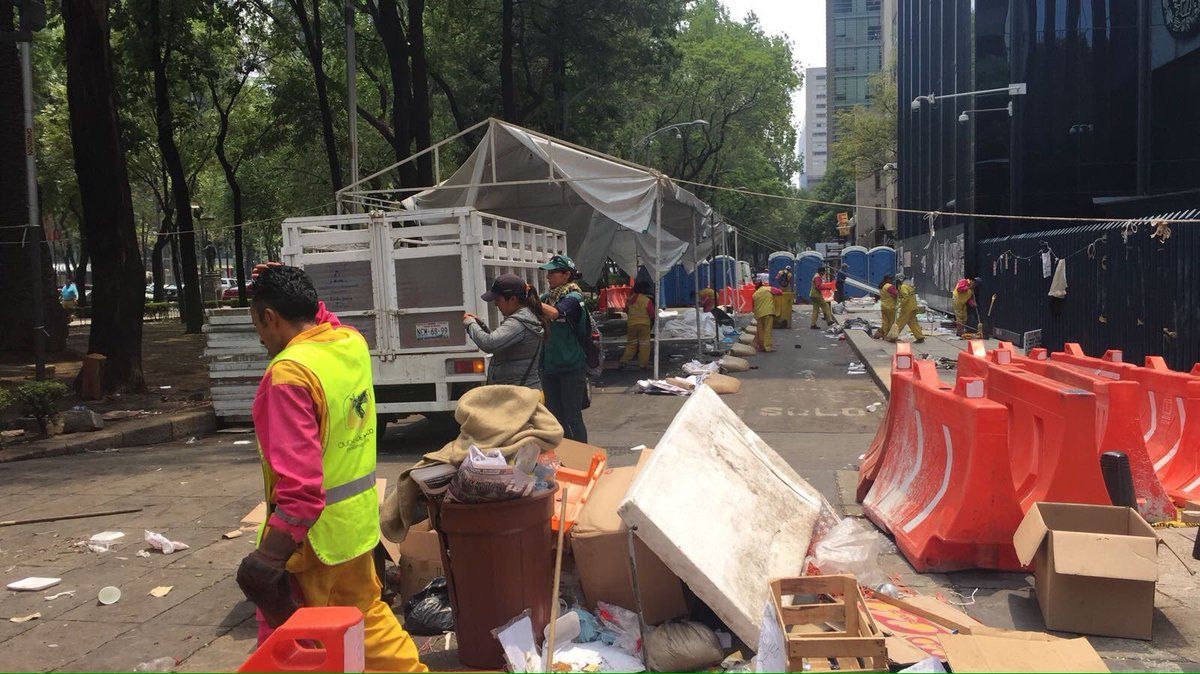 Padres de los desaparecidos de Ayotzinapa retiran plantón afuera de la PGR luego de 26 días