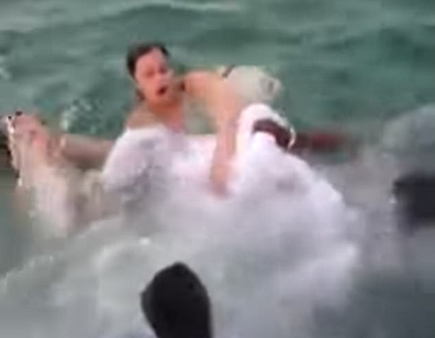 #Video Rescatan a novia a punto de ahogarse tras saltar al agua con su vestido #Video Rescatan a novia a punto de ahogarse tras saltar al agua con su vestido