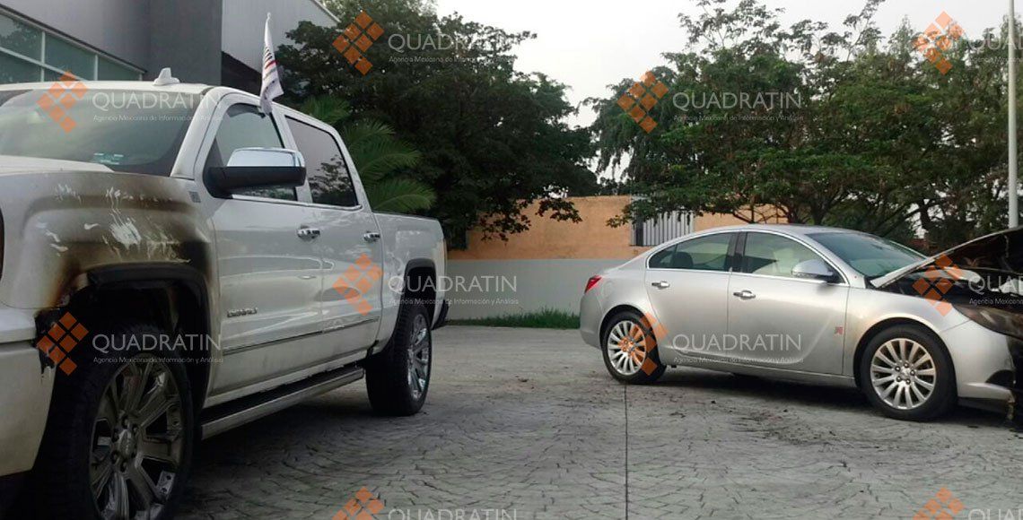 Queman dos vehículos en agencia de Oaxaca - oaxaca-incendio-3