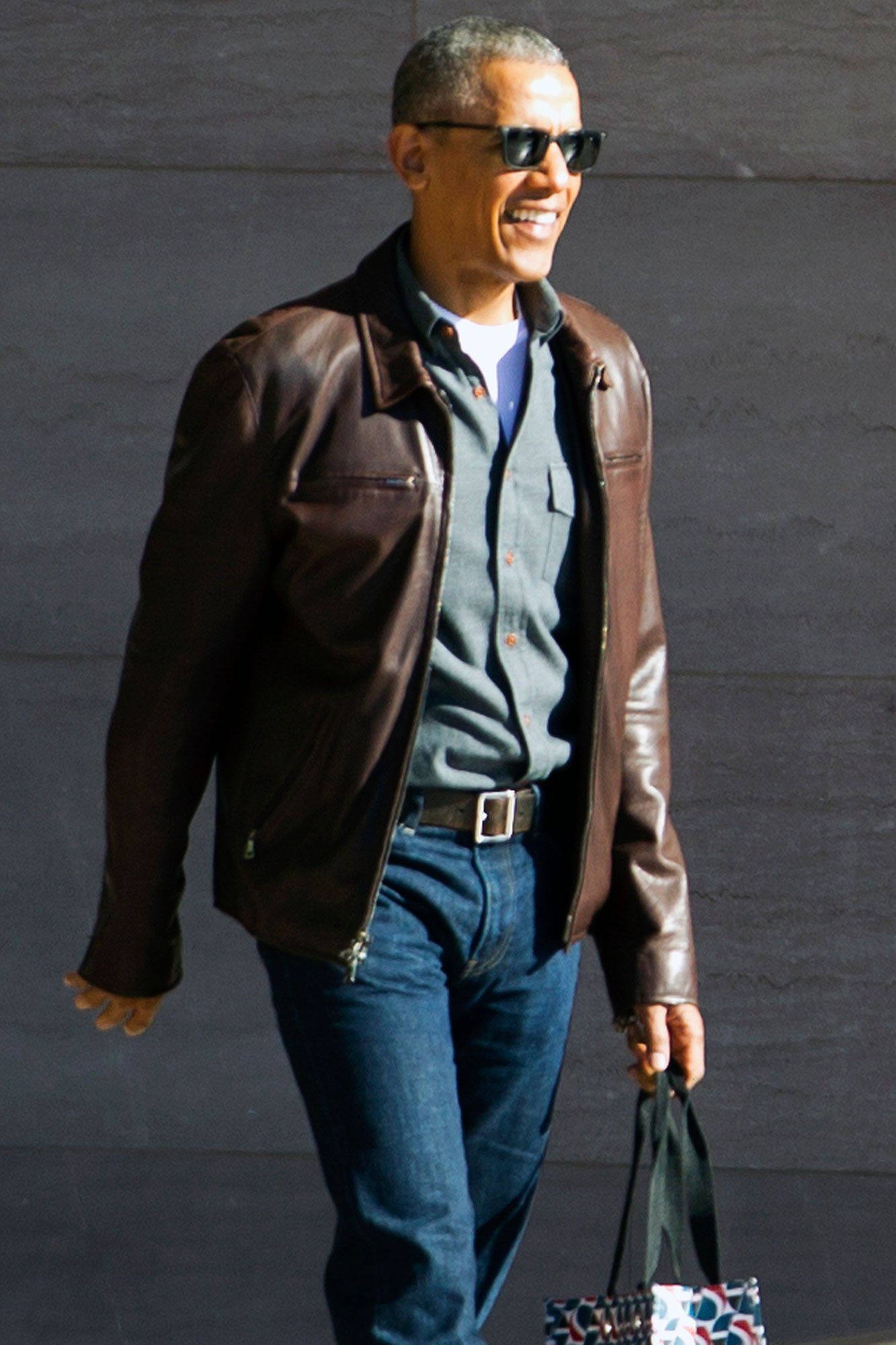 Así es la vida de los Obama tras dejar la Casa Blanca - obama-letter-jacket