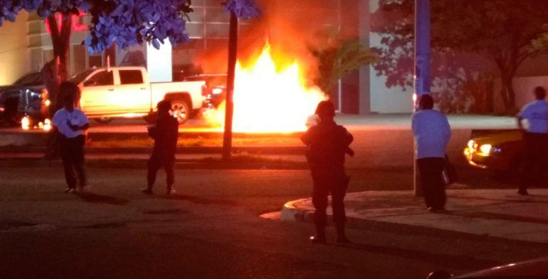 Queman dos vehículos en agencia de Oaxaca