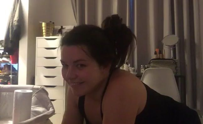 Mujer transmite parto por Facebook Live