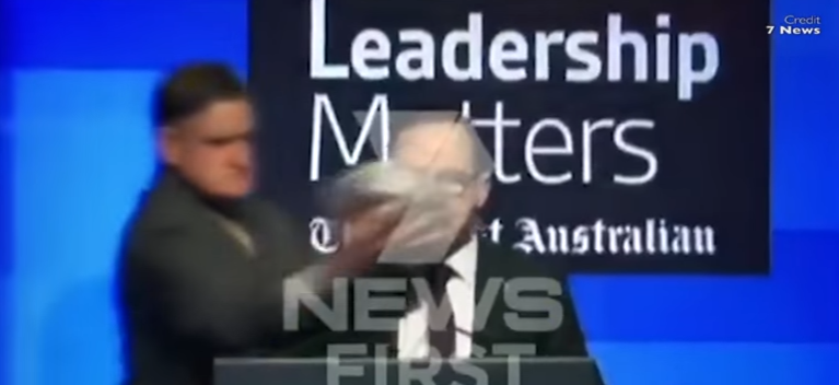 #Video CEO de Qantas recibe pastelazo en la cara