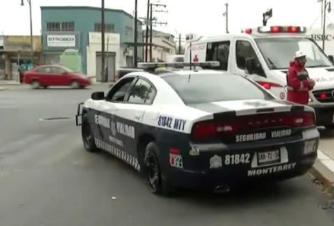 Patrulla choca en sentido contrario contra conductor