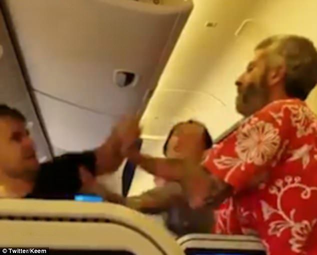 #Video Pasajeros se pelean en un avión en Japón #Video Pasajeros se pelean en un avión en Japón