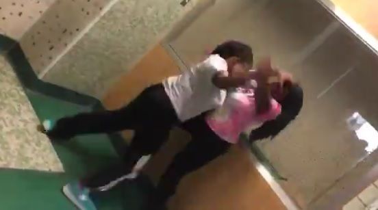 #Video Noquean a profesora durante pelea de estudiantes #Video Noquean a profesora durante pelea de estudiantes