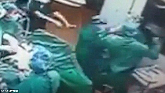 #Video Doctor y enfermera pelean a golpes en el quirófano #Video Doctor y enfermera pelean a golpes en el quirófano