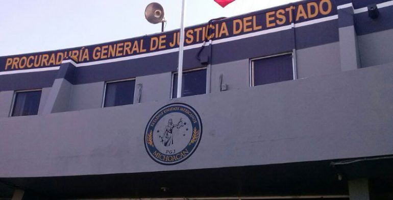 Mujer quema mano de su hija en Michoacan