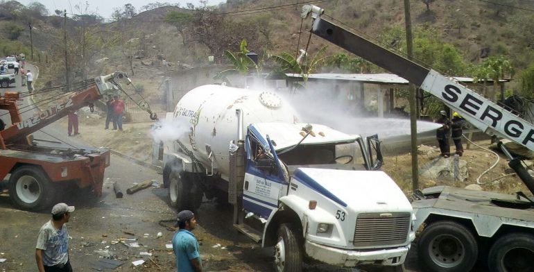 Pipa con más de 12 mil litros de gas vuelca en Acapulco - pipa-3