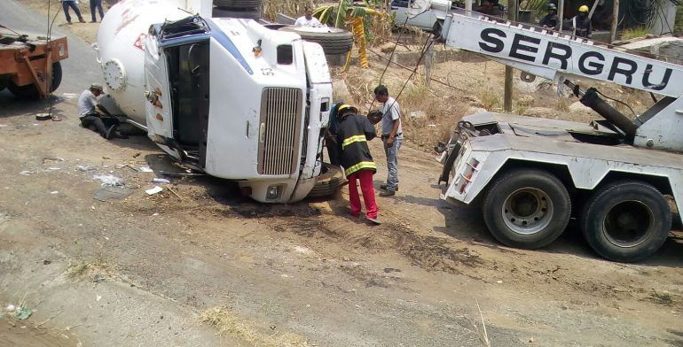 Pipa con más de 12 mil litros de gas vuelca en Acapulco - pipa-4