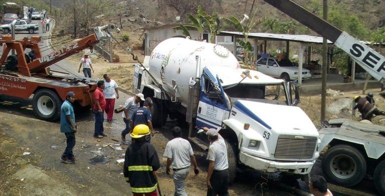 Pipa con más de 12 mil litros de gas vuelca en Acapulco - pipa-5