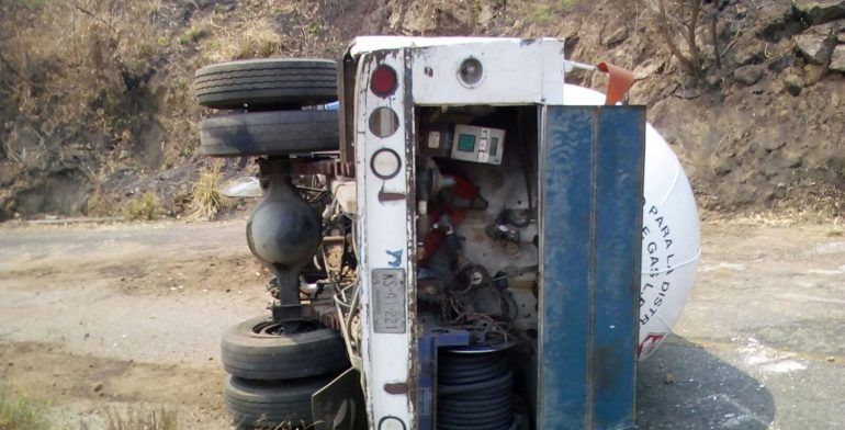 Pipa con más de 12 mil litros de gas vuelca en Acapulco