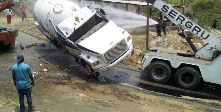 Pipa con más de 12 mil litros de gas vuelca en Acapulco - pipa