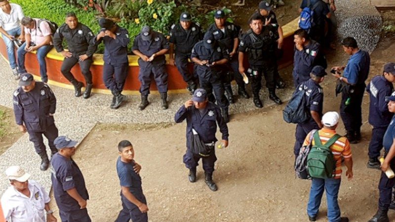 Trasladarán a 20 policías de Zihuatanejo a penal de alta seguridad Trasladarán a 20 policías de Zihuatanejo a penal de alta seguridad