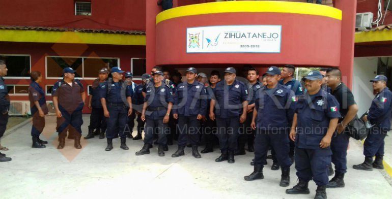 Trasladarán a 20 policías de Zihuatanejo a penal de alta seguridad - policia-zihuatanejo