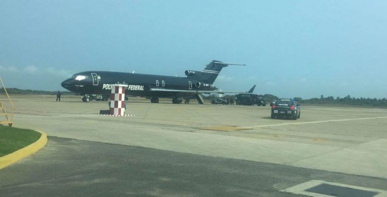 Trasladan a penales a veinte policías detenidos en Zihuatanejo