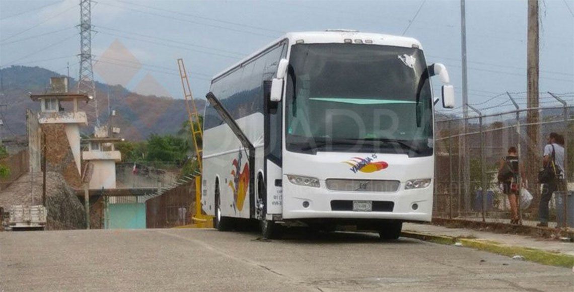 Trasladan a penales a veinte policías detenidos en Zihuatanejo - policías-