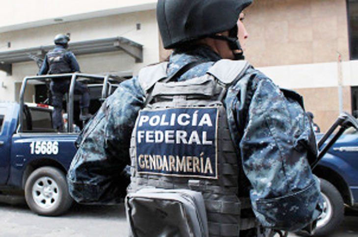 Trasladan a penales a veinte policías detenidos en Zihuatanejo Trasladan a penales a veinte policías detenidos en Zihuatanejo