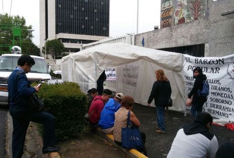 Ex trabajadores de Mexicana bloquean accesos a la SCT