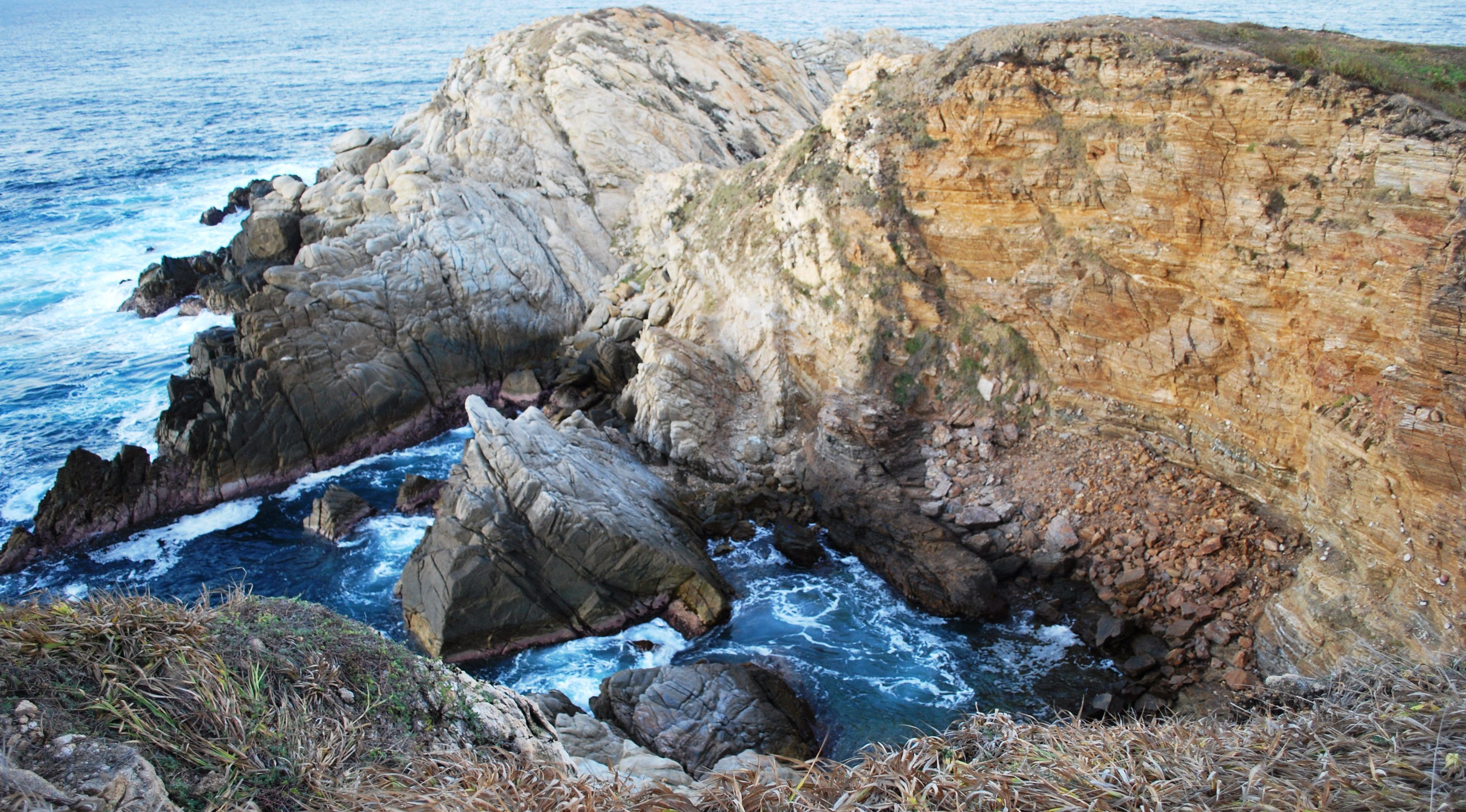 Encuentran en mar de Oaxaca cadáver que podría ser de turista