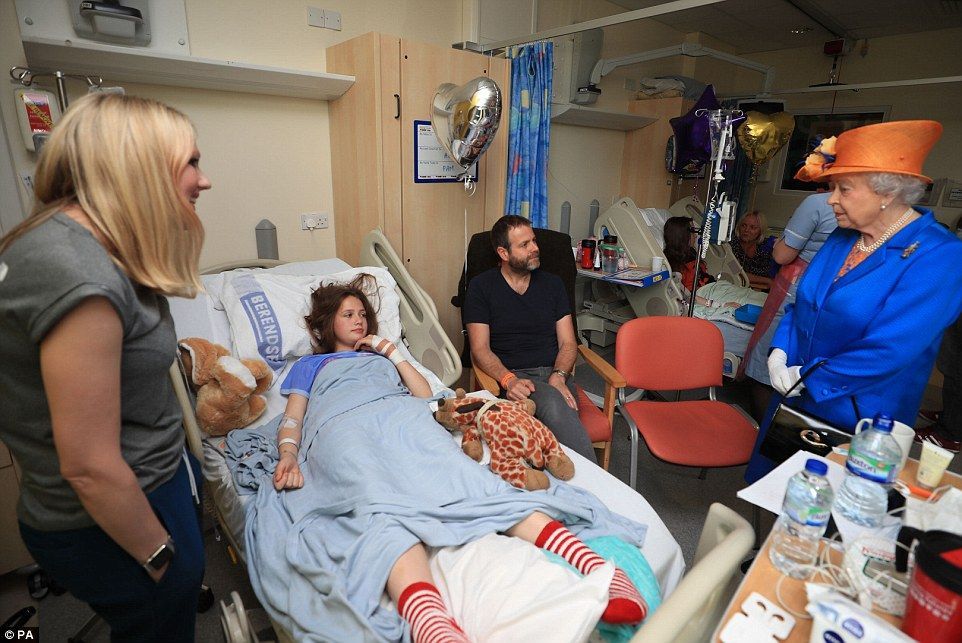 La reina visita a los heridos por el ataque en Manchester - queen-hospital-manchester-2