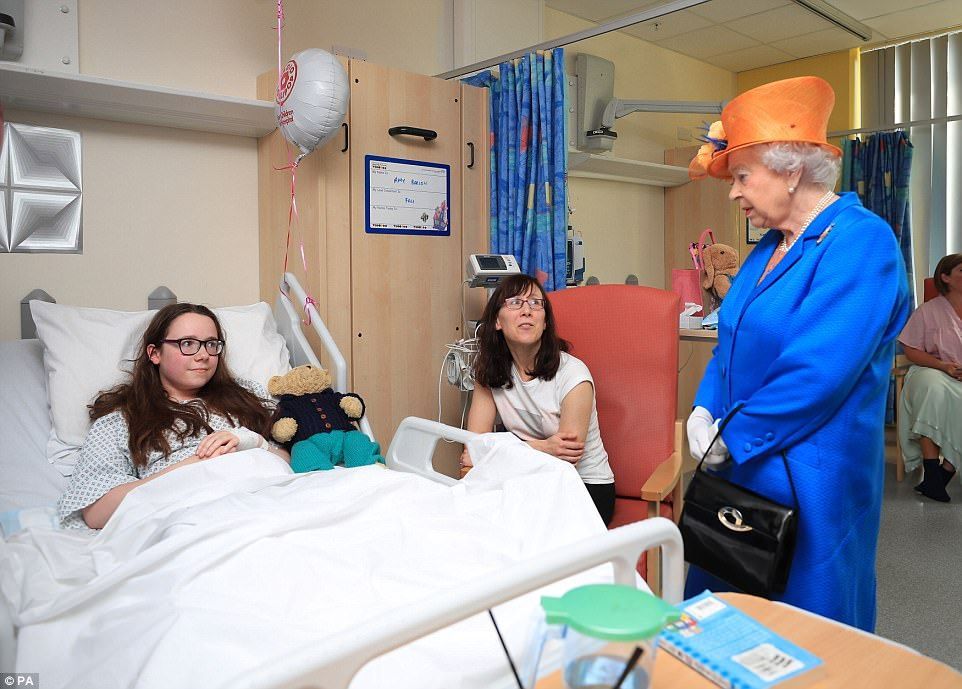 La reina visita a los heridos por el ataque en Manchester - queen-hospital-manchester-3