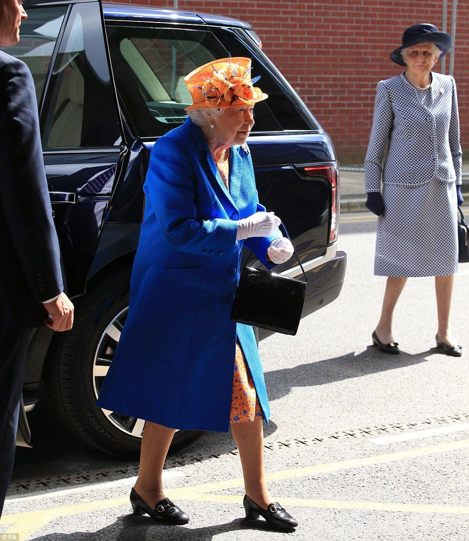 La reina visita a los heridos por el ataque en Manchester - queen-hospital-manchester-5