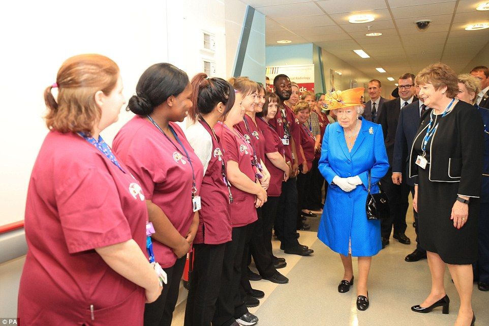 La reina visita a los heridos por el ataque en Manchester - queen-hospital-manchester-8