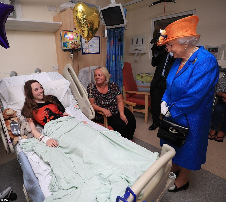 La reina visita a los heridos por el ataque en Manchester - queen-hospital-manchester