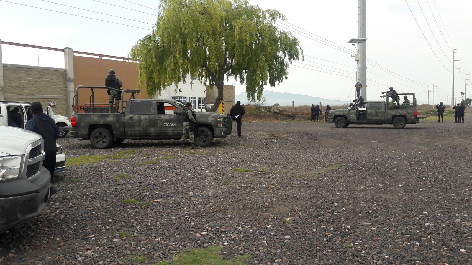 Autoridades incautan 16 vehículos y dos ranchos en Puebla