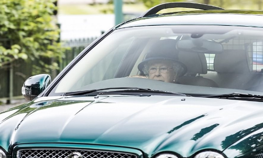 La reina Isabel II conduce su Jaguar - range-rover