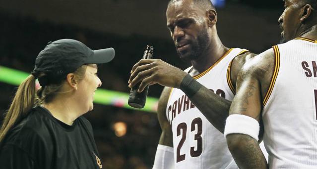 LeBron James se enoja con cervecera por uso de su imagen - raptors_cavaliers_bas_webf_0