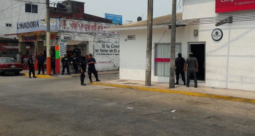 Asaltan y toman rehenes en banco de Tabasco