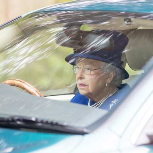 La reina Isabel II conduce su Jaguar - reina-isabel